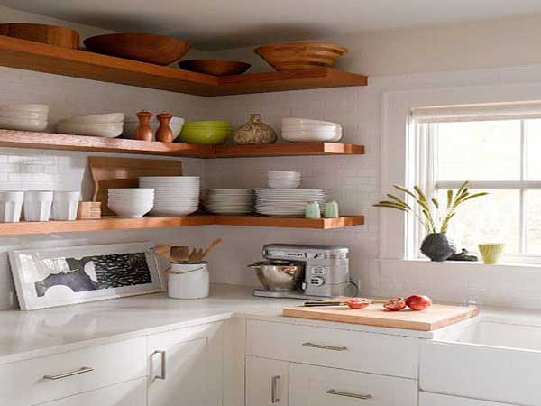 Optimisez les angles de la cuisine en posant des étagères d’angle jusqu’au plafond