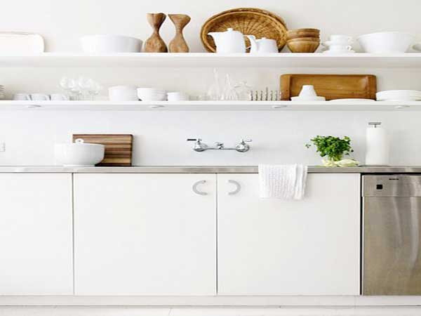 Deux étagères blanches posées sur la crédence organisent le rangement et donnent le ton scandinave de la cuisine