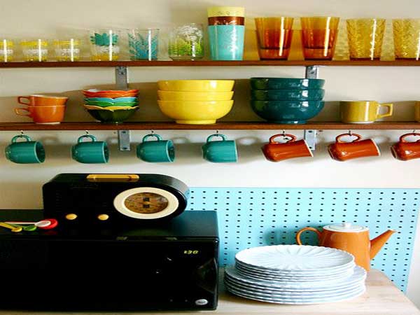 Exposez de la vaisselle vintage sur des étagères de rangement de cuisine pour créer une déco rétro