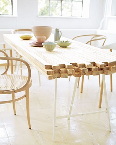 Fabriquez une table en bois à partir de matériaux naturels et pas chers. Le résultat ? Une pièce de mobilier élégante et design pour des dîners toujours réussis !