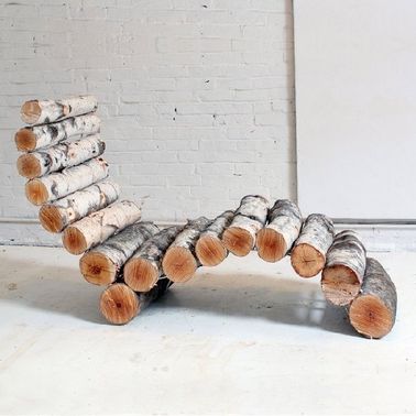 Comment fabriquer un fauteuil en rondins de bois ? Coupez vos branches à la même longueur et assemblez-les en suivant des lignes courbes pour apporter de la douceur.
