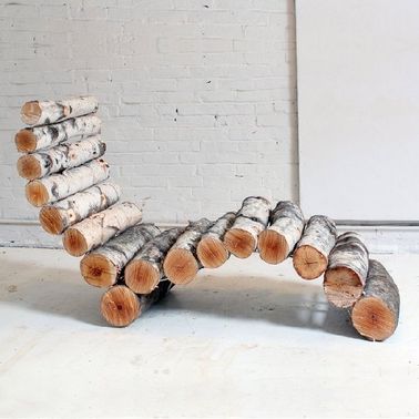 Un fauteuil en rondin de bois unique et tendance Comment fabriquer un fauteuil en rondins de bois ? Coupez vos branches à la même longueur et assemblez-les en suivant des lignes courbes pour apporter de la douceur.