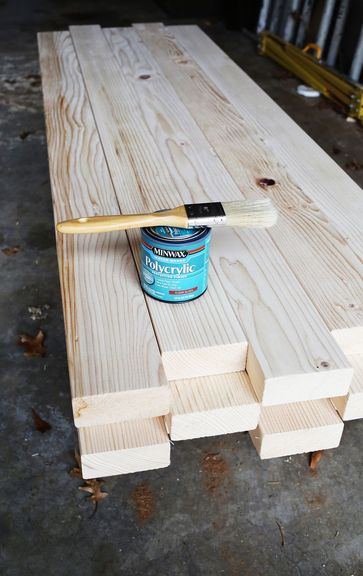 Pour fabriquer une table basse comme un pro, il faut soigner la finition : un vernis naturel ou brillant, une patine, de la peinture, … les possibilités sont infinies.