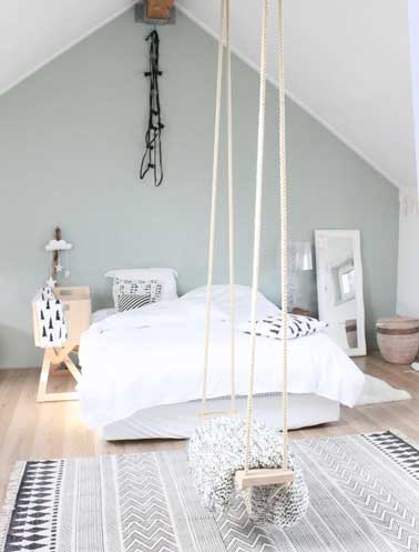 Déco chambre décalée à refaire en fixant une balançoire au plafond. Mariée avec des tables de nuit en métal blanc, une lampe de chevet en plexiglas et une suspension origamie