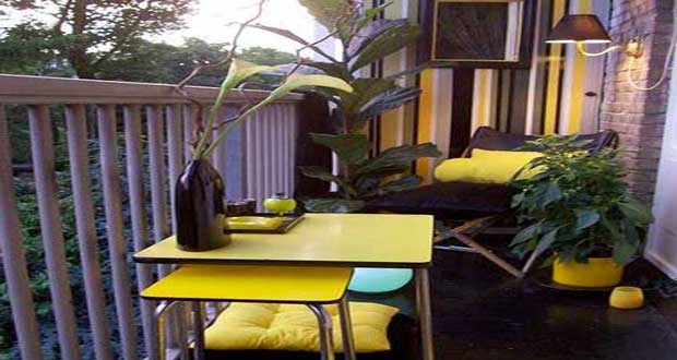 Cet été la déco du balcon mise sur la couleur. Table de jardin, chaises pliantes, jardinière, mur végétal, la panoplie du balcon passe en mode couleurs déco