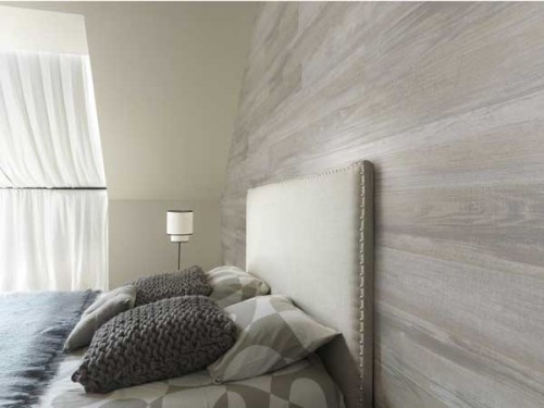 lambris-pvc-imitation-bois-gris-dans-chambre-adulte