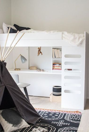 Un lit bureau agrandit cette petite chambre fille Cette petite chambre de fille est optimisée grâce au lit bureau qui fait gagner de l'espace. Le tipi de jeu devient un espace de lecture et de réflexion pour votre ado.