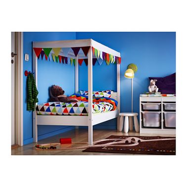 Ce lit cabane Ikéa blanc délimite un espace personnel et intime à tout petit prix. Il est parfait pour une chambre partagée avec le grand frère ou la petite sœur