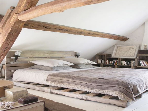 jeux de couleurs bois dans cette chambre sous pente avec poutres et lit palette