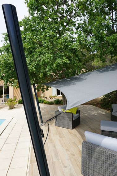 Un mat pour voile d'ombrage de terrasse réglable et facile à démonter Un mat pour voile d’ombrage doit idéalement être réglable pour répondre à vos besoins. Choisissez un modèle démontable l’hiver pour une plus grande durabilité !
