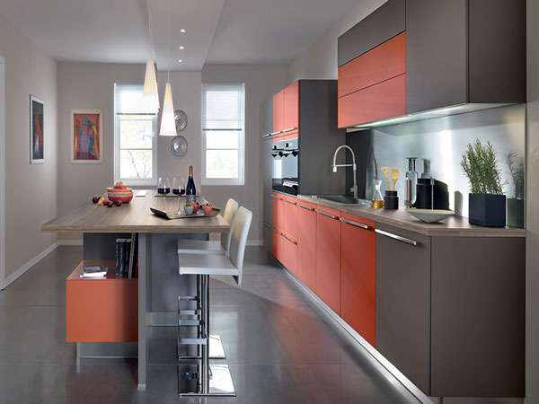 Tendance urbaine pour les meubles de cuisine orange de cette cuisine américaine Schmidt