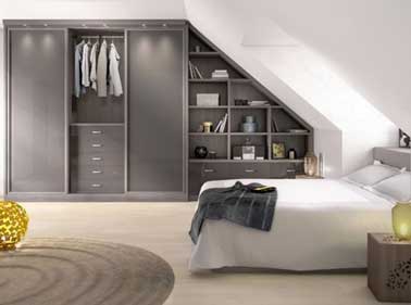 Espace sous pente optimisé avec un dressing sur mesure. Façades et portes coulissantes en verre laqué gris perle modernisent la chambre et s’harmonise aux murs blancs.