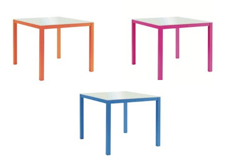 Du mobilier de jardin ultra coloré pour une déco de l’extérieur ultra tendance ! Des jolis table à assortir avec les chaises de la même collection pour un été haut en couleurs. 