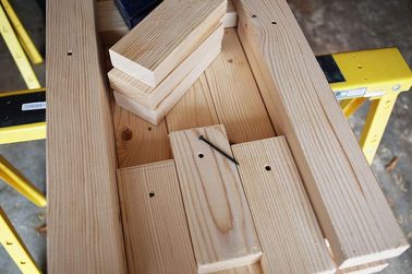 Fabriquer une table basse, c’est facile en utilisant des outils adaptés et un peu d’astuce. Ce meuble fait maison est robuste grâce à ses fixations solides !
