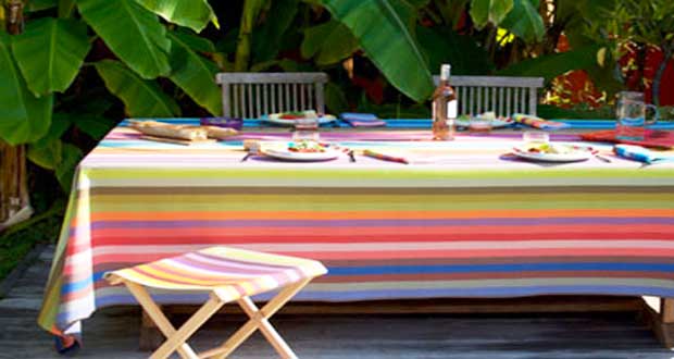 La couleur s’invite en déco jardin cet été avec des nappes de jardin, des transats, plaints et coussins jaune, vert, rouge à rayures ou unis. Que des belles toiles pour faire une déco jardin et de table chic avec la collection de linge d'extérieur été 2016 Tissage de Luz.