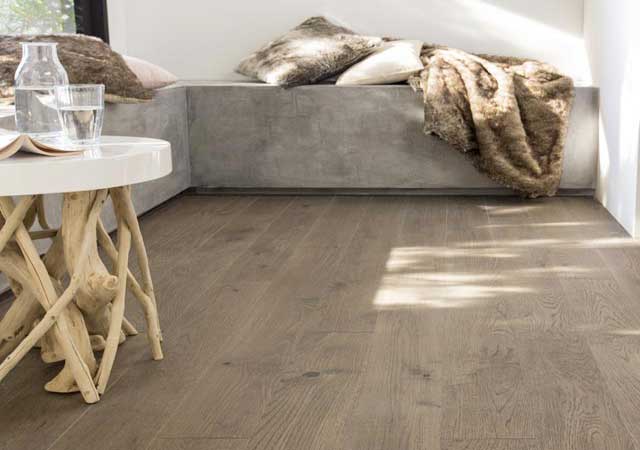 Beau parquet en chêne finition huilée gris doré et aspect brossé pour créer une douce ambiance dans le salon. Pose clipsable sur les 4 côtés. "Naturio"Castorama.