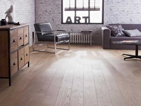 Du parquet flottant en chêne huilé aspect brossé bois brut pour refaire le sol d’un salon loft.  Bords 4 côtés biseautés et lames clipsables. « Naturio » Castorama