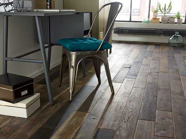 Parquet flottant aspect vieilli usé en chêne massif. Parfait pour faire la déco du coin bureau. Finition vernie naturelle, lames chanfreinées sur les 4 côtés. « Antiko » Castorama