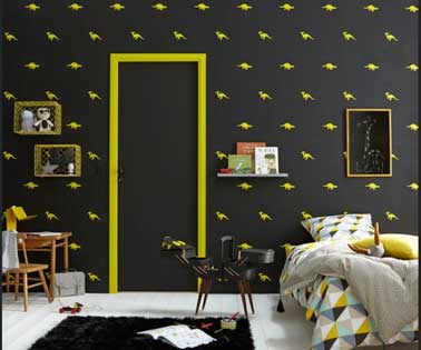 Peinture chambre enfant noire avec frise et boiseries jaune Chambre enfant avec murs peints noirs et frise dinosaures jaune. Pour plus de dynamisme l'encadrement de porte est peint en jaune et le linge de lit coordonné. Peinture Luxens