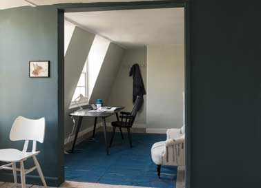 Deux couleurs contrastées font la déco de cette chambre sous comble. Une peinture gris bleu impose sa présence sur le mur de cloison et un ton lin moyen éclaire la partie coin bureau
