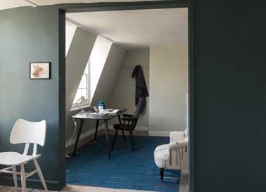 Peinture gris bleu pour la cloison du bureau sous comble Deux couleurs contrastées font la déco de cette chambre sous comble. Une peinture gris bleu impose sa présence sur le mur de cloison et un ton lin moyen éclaire la partie coin bureau