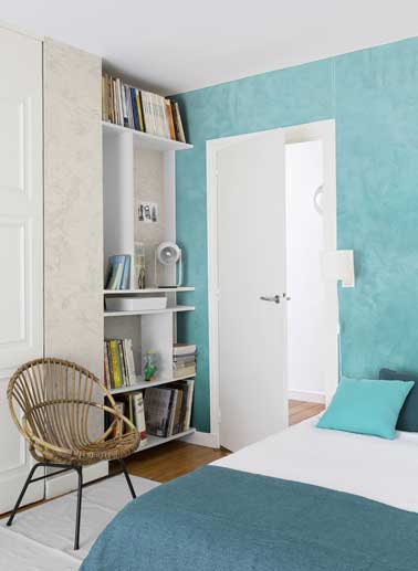 Chambre ado avec peinture à effet nacré turquoise et beige. Mixé avec chaise en rotin, étagères blanches, couette et oreillers turquoise. Peinture Diabolo Maison Déco