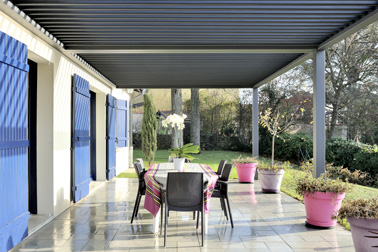 Aménagez une petite terrasse sous la pergola connectée afin d’en faire un lieu de vie du quotidien en hiver comme en été ! Une pergola astucieuse, bioclimatique et design ouverte sur l’extérieur pour agrandir votre maison 
