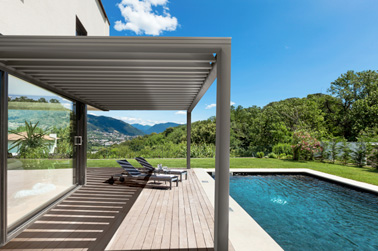 Une inclinaison adaptable pour les lames en aluminium de cette pergola qui vous permettra de vous détendre à l’ombre au bord de la piscine pendant les beaux jours ! Une pergola astucieuse et connectée pour vous protéger du soleil 