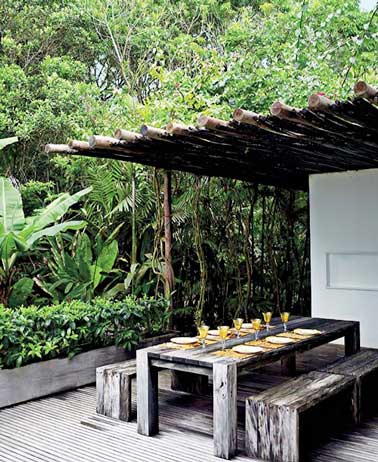 Pergola rodin de bois et table palette sur une terrasse