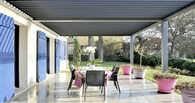 Profitez d’une pergola design, connectée et bioclimatique tout au long de l’année ouverte sur l’extérieur ! Un bon plan pour ajouter une pièce supplémentaire dans la maison et gagner de la place