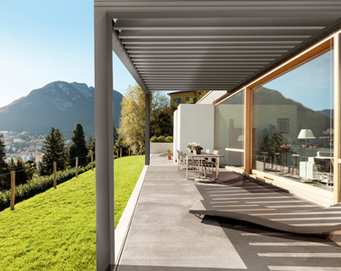 Pour profiter des beaux jours, aménagez une pergola connectée munie d’écrans Zip Screen pour vous protéger du soleil et pour vous relaxer à l’ombre ! Une bonne idée pour obtenir une pièce en plus dans la maison ouverte sur l’extérieur. 
