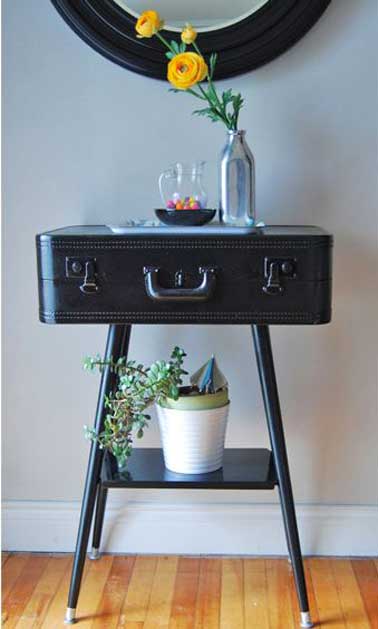 Autre idée de petite table à réaliser avec une valise et un trépied de récup repeints en noir à poser par exemple dans l'entrée ou le couloir.