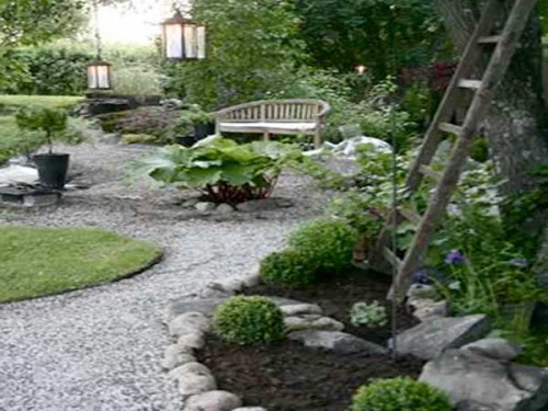 pierres-graviers-et-gazon-pour-faire-l-allee-du-jardin-zen