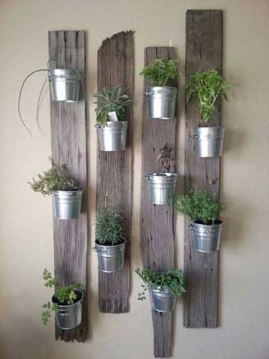 Planches en bois de récup pour réaliser un mur végétal
