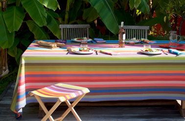 Serviettes de table, nappe 250 x 160 cm et pliant collection toiles et tissus multicolores Zanzibar Soleil. Modèle disponible en set de table, coussins et transat Tissage de Luz