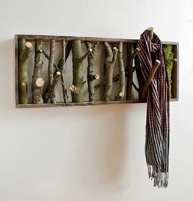 Un porte manteau en rondin de bois pour une déco tendance Fabriquez ce superbe porte-manteaux en rondins de bois pour insuffler un vent de nature dans votre intérieur. Attachez-y vestes, écharpes ou même vos colliers !
