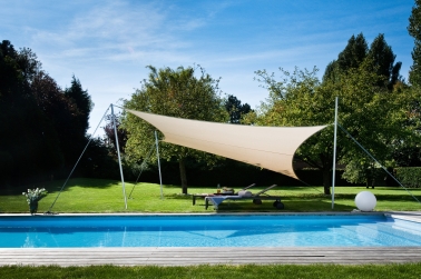 Comment protéger sa terrasse ou sa piscine avec un voile d’ombrage Un voile d’ombrage rectangulaire est adapté pour tous les aménagements de terrasse ou de piscine. Il protège du vent et du soleil pour passer de bons moments.