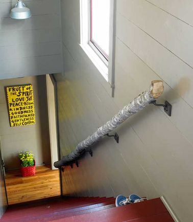 Une rampe d'escalier originale avec un tronc d'arbre Les rondins de bois s'invitent dans un escalier contemporain pour un max d'effet et une déco personnalisée. Utilisez un simple tronc de bois pour faire cette rampe.