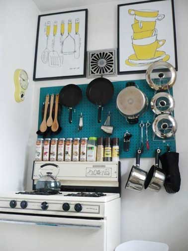 Rangement accessoires cuisine sur crédence en bois Un panneau d'isorel percé pour faire une crédence cuisine qui sert au rangement de la batterie de cuisine et des épices c'est bien pratique pour cuisiner et gagner de la place dans une petite cuisine