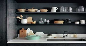 L’organisation d’un rangement de cuisine sans placards peut se faire déco. Meuble de cuisine ouvert, range bouteille, petite étagère d'angle ou étagère au dessus du plan de travail, des rangements déco sur les murs de la cuisine