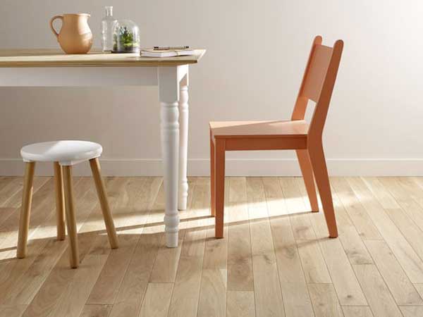 Du parquet flottant remplacé par un parquet collé dans la cuisine. Marié ici avec une table de cuisine et des chaises en bois Parquet »Harmony »,aspect brossé. Castorama