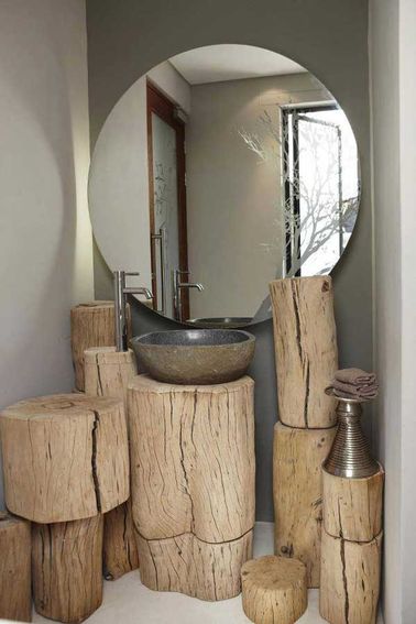 Des rondins de bois, des branches et des troncs d'arbre pour la déco salle de bain Des robinets chromés design et une vasque en pierre s'offrent une seconde vie sur ces meubles de salle de bain fabriqués avec des rondins de bois. Super original !