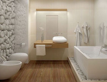Associer blanc et bois dans la salle de bain design installe l'ambiance déco naturelle. Ici baignoire rectangulaire, parterre et mur galet balncs sont mixés avec parquet et plan vasque en bois blond 