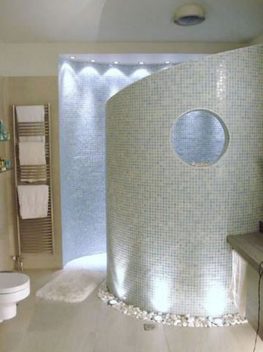 Salle de bain design en carrelage mosaïque blanc et bleu Harmonie de couleurs pastel dans la salle design agencée avec une douche italienne recouverte de carrelage mosaïque bleu et blanc satinées et mariée avec un parquet flottant blanc