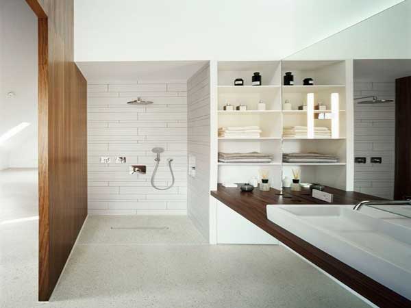  Aménagement de salle de bain zen en longueur avec douche à l’italienne et plan vasque en bois exotique 