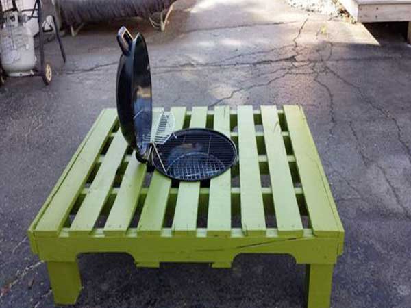 Transformer une table basse palette en table à barbecue en coupant à la scie un cercle à l’intérieur. 