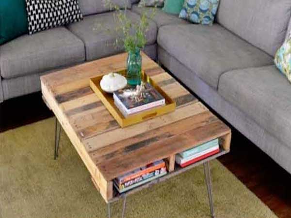 Pour réaliser une table tendance et design, des pieds métalliques sont fixés sur une table basse palette. 