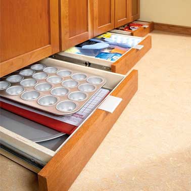 Tiroirs sous plinthes meuble en rangement cuisine Le dessous des meubles de cuisine, un espace perdu qui peut être utilisé pour y placer des tiroirs de rangement à la place des plinthes. Une bonne astuce pour ranger les accessoires non utiles au quotidien dans une grande ou petite cuisine