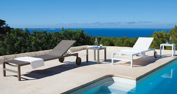 transat ou bain de soleil pour decoration jardin et piscine