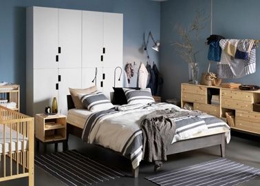 Un dressing qui fait aussi tête de lit, en voilà une bonne idée ! Gagnez de l’espace et des rangements futés avec ce dressing Ikea qui prendra un minimum de place dans votre chambre 